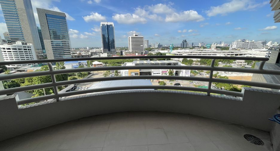 For rent 3 bedrooms condo in Khlong Toei, Bangkok