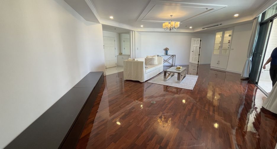 For rent 3 bedrooms condo in Khlong Toei, Bangkok