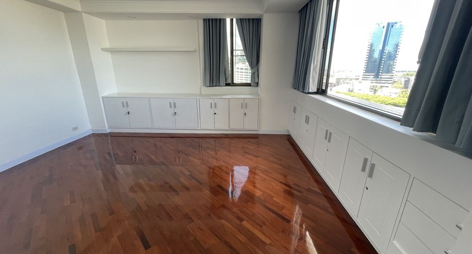 For rent 3 bedrooms condo in Khlong Toei, Bangkok