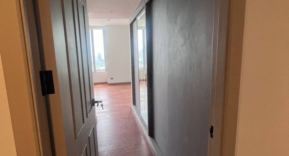 For rent 3 bedrooms condo in Pathum Wan, Bangkok