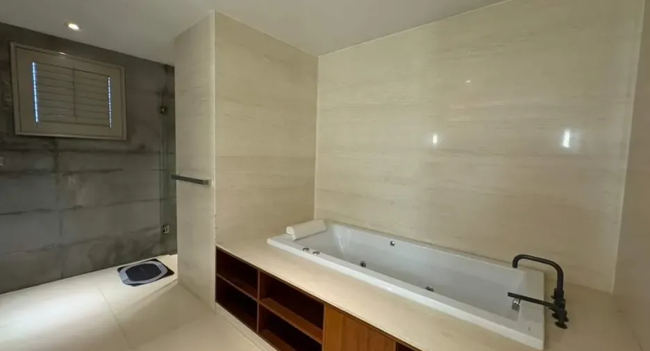 For rent 3 bedrooms condo in Khlong Toei, Bangkok