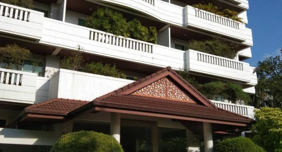 For rent 3 bedrooms condo in Yan Nawa, Bangkok
