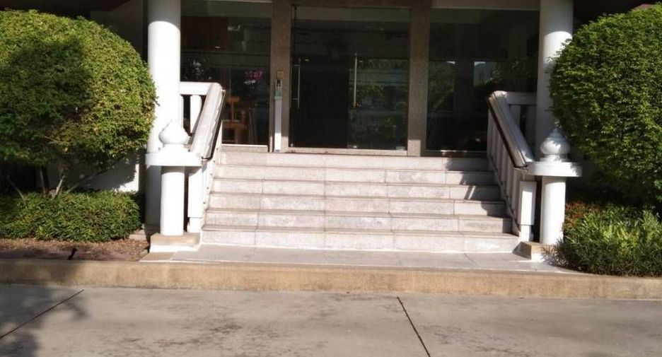 For rent 3 bedrooms condo in Yan Nawa, Bangkok