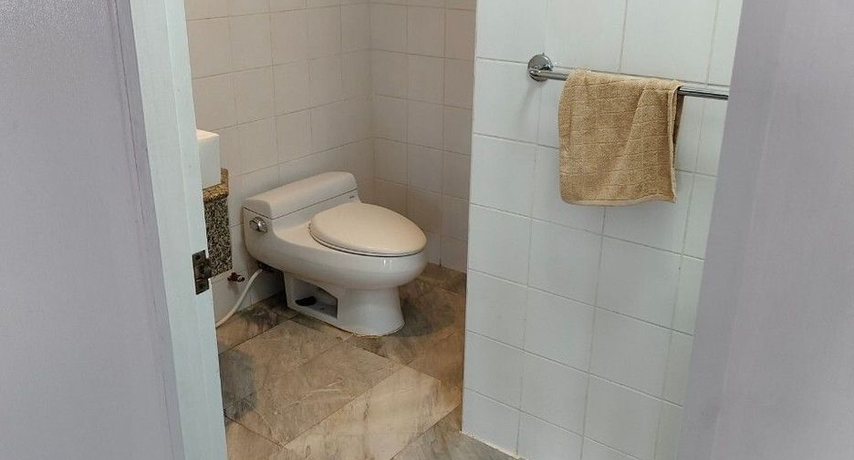For rent 3 bedrooms condo in Watthana, Bangkok