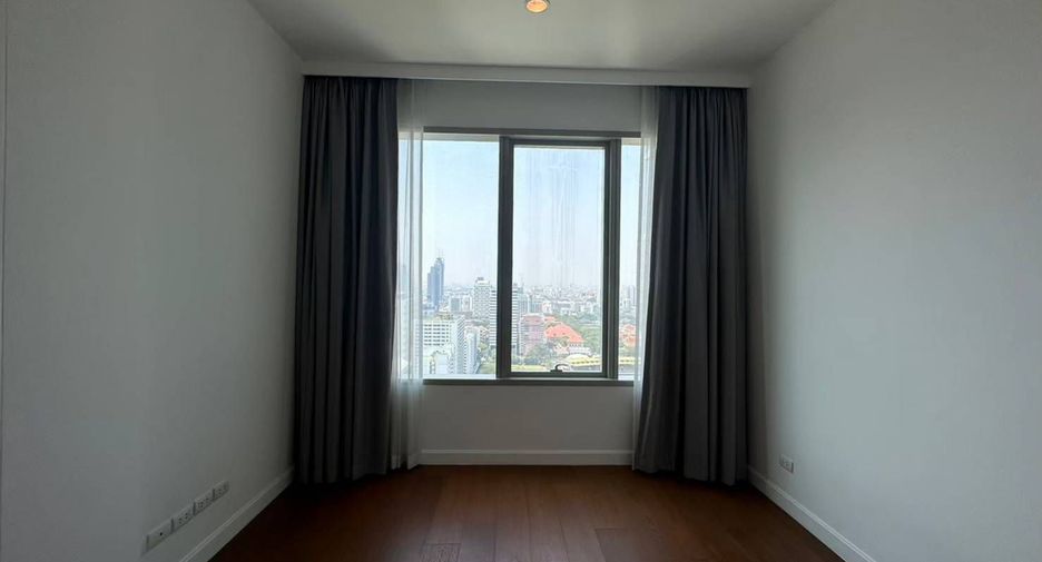 For rent 2 bedrooms condo in Pathum Wan, Bangkok