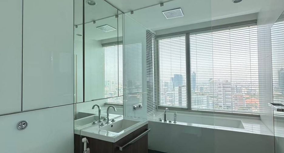 For rent 2 bedrooms condo in Pathum Wan, Bangkok