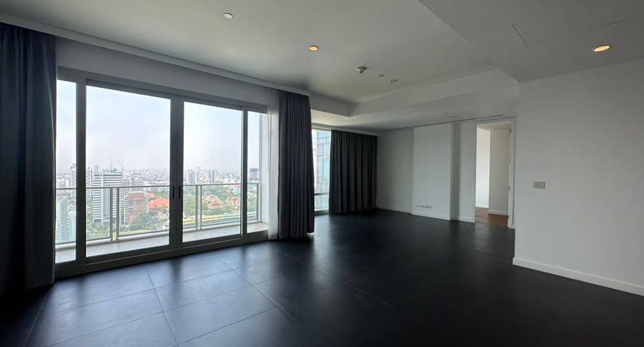 For rent 2 bedrooms condo in Pathum Wan, Bangkok