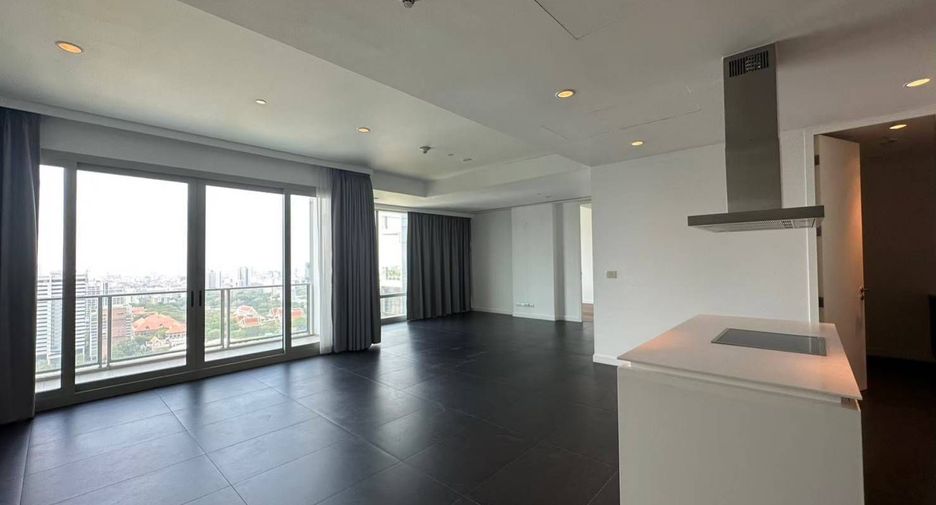 For rent 2 bedrooms condo in Pathum Wan, Bangkok