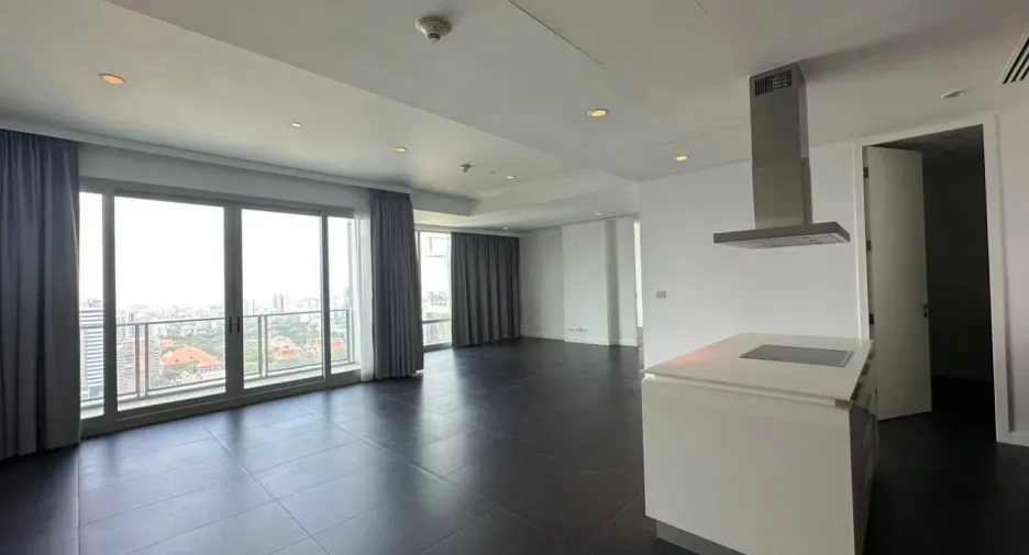 For rent 2 bedrooms condo in Pathum Wan, Bangkok