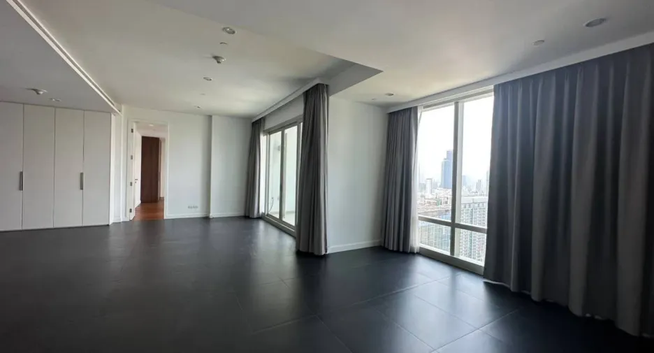 For rent 2 bedrooms condo in Pathum Wan, Bangkok