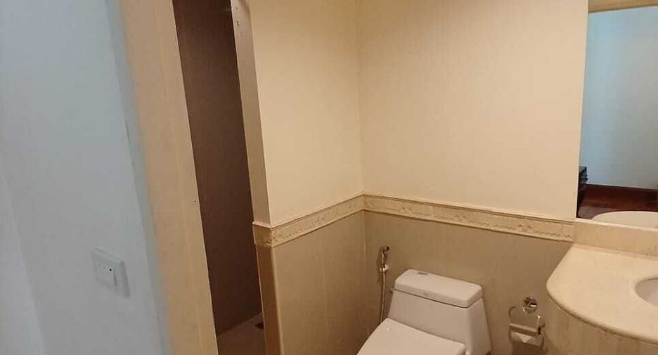 For rent 3 bedrooms condo in Khlong Toei, Bangkok