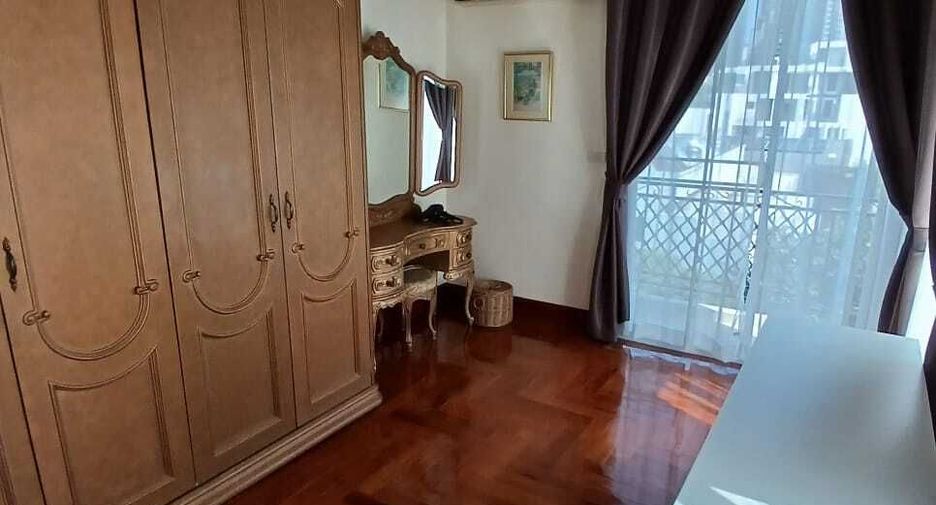 For rent 3 bedrooms condo in Khlong Toei, Bangkok