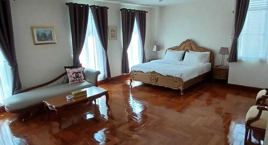 For rent 3 bedrooms condo in Khlong Toei, Bangkok