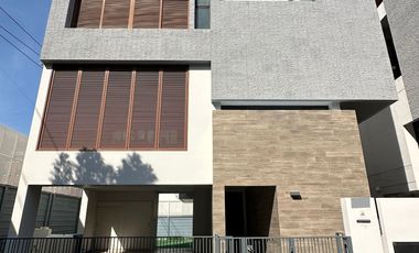 Casa en alquiler de 4 habitaciones en Huai Khwang, Bangkok