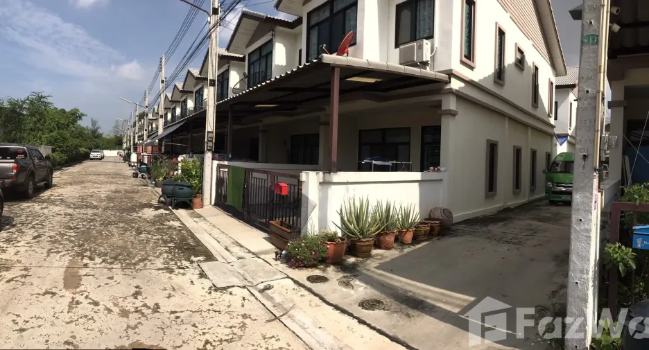 Casa adosada en alquiler de 3 habitaciones en Bang Sao Thong, Samut Prakan