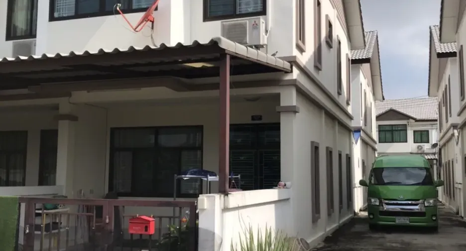 Casa adosada en alquiler de 3 habitaciones en Bang Sao Thong, Samut Prakan