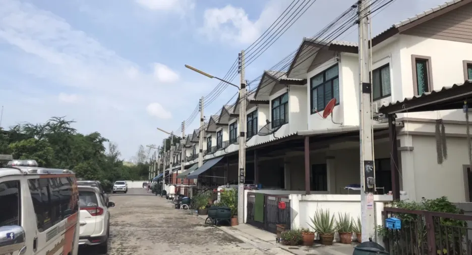 Casa adosada en alquiler de 3 habitaciones en Bang Sao Thong, Samut Prakan