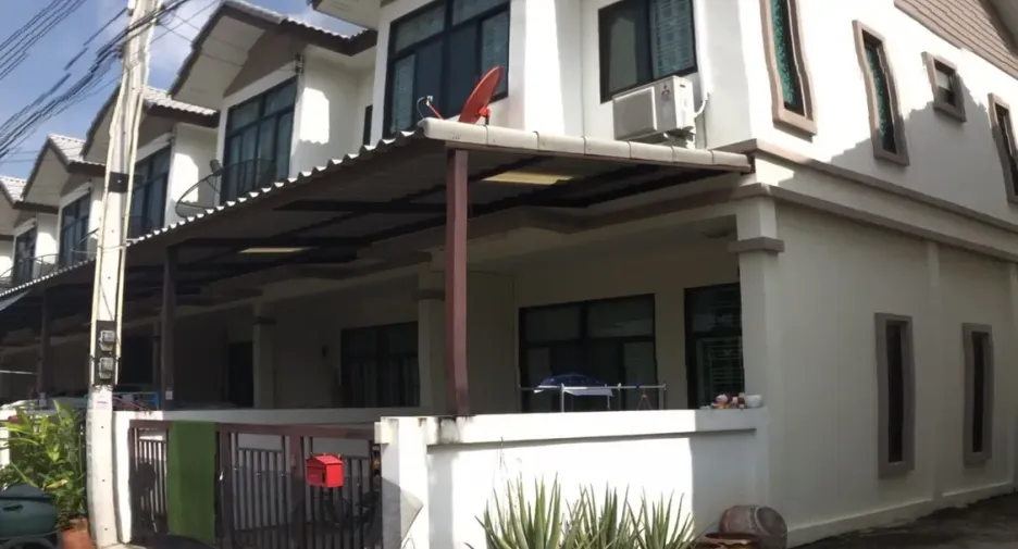 Casa adosada en alquiler de 3 habitaciones en Bang Sao Thong, Samut Prakan