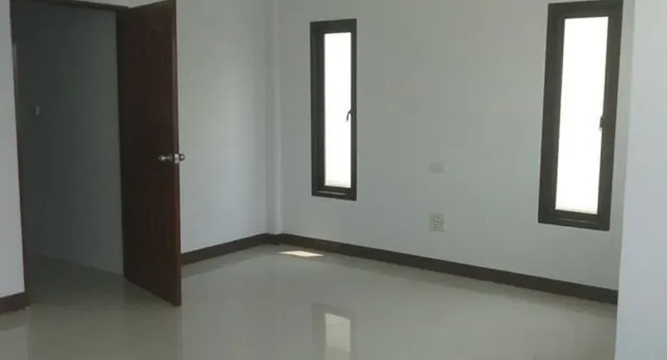 Casa adosada en alquiler de 3 habitaciones en Bang Sao Thong, Samut Prakan