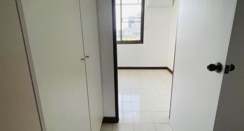 For rent 3 bedrooms apartment in Watthana, Bangkok