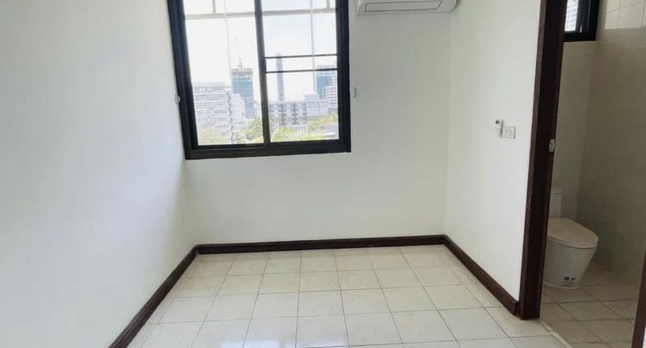 For rent 3 bedrooms apartment in Watthana, Bangkok