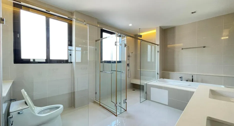 Haus zur Miete mit 5 Zimmer in Bang Sue, Bangkok
