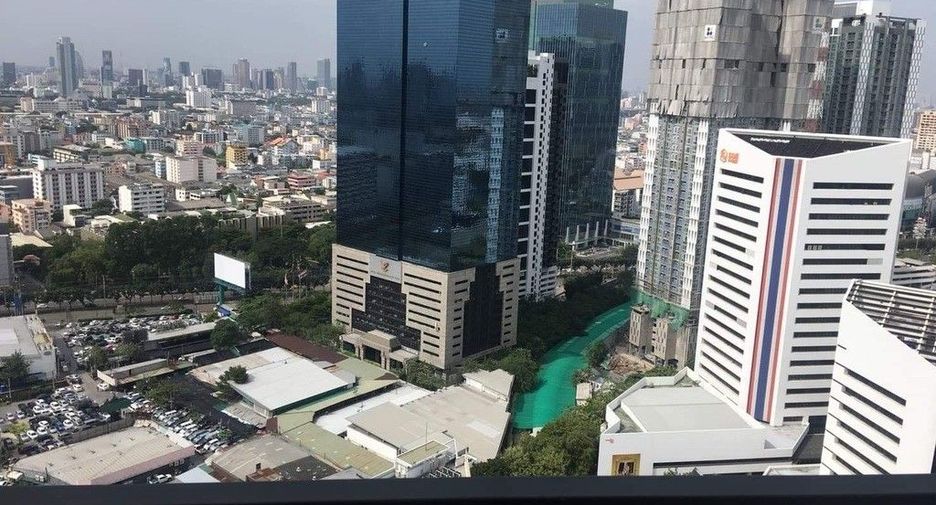 For rent 2 bedrooms condo in Huai Khwang, Bangkok