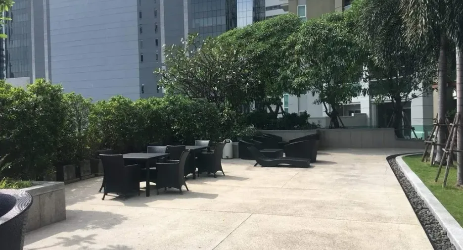 For rent 2 bedrooms condo in Huai Khwang, Bangkok