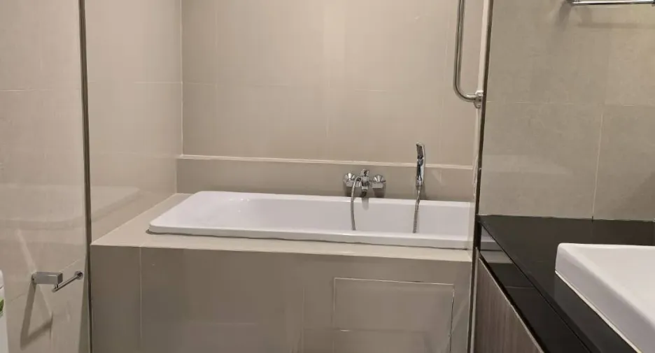 For rent 2 bedrooms condo in Pathum Wan, Bangkok