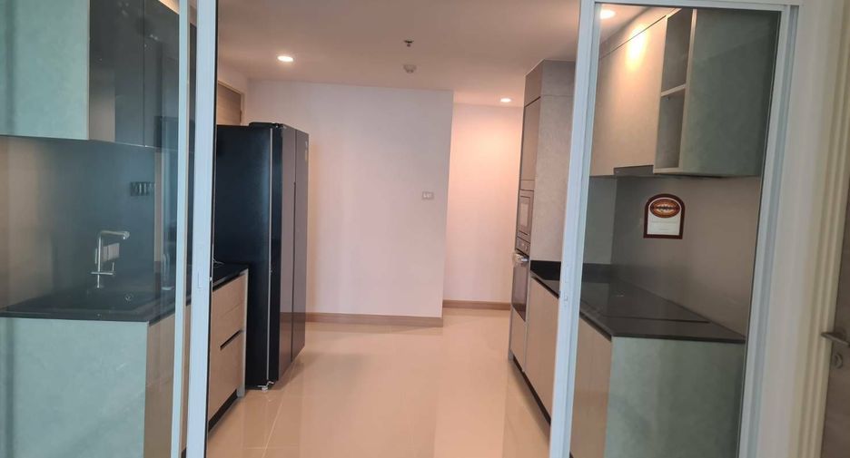 Wohnung zur Miete mit 3 Zimmer in Yan Nawa, Bangkok