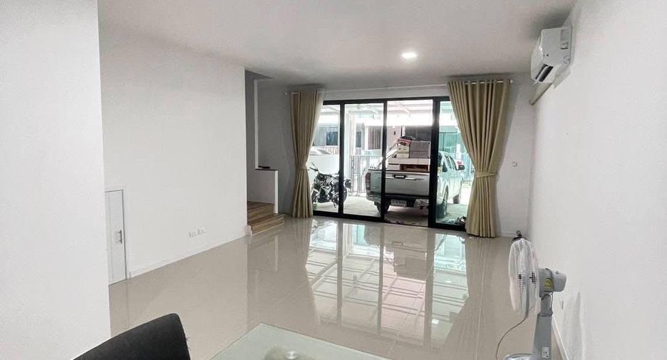 For rent 3 bedrooms townhouse in Bang Phli, Samut Prakan