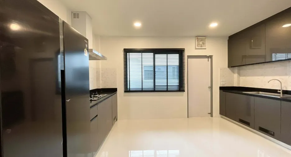 Casa en alquiler de 6 habitaciones en Bang Phli, Samut Prakan