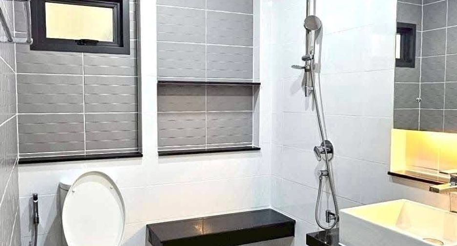 Haus zur Miete mit 5 Zimmer in Bang Kapi, Bangkok