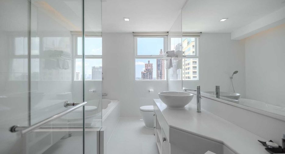For rent 3 bedrooms condo in Khlong Toei, Bangkok