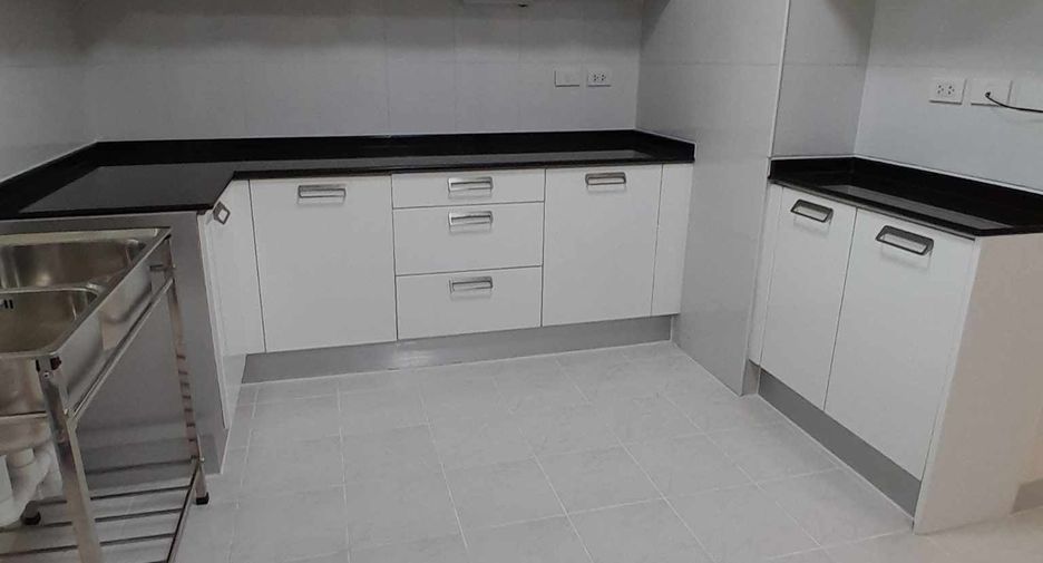 For rent 3 bedrooms condo in Yan Nawa, Bangkok
