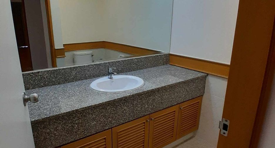 For rent 3 bedrooms condo in Yan Nawa, Bangkok