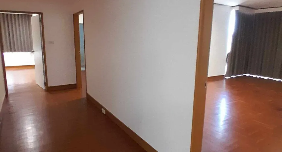 For rent 3 bedrooms condo in Yan Nawa, Bangkok