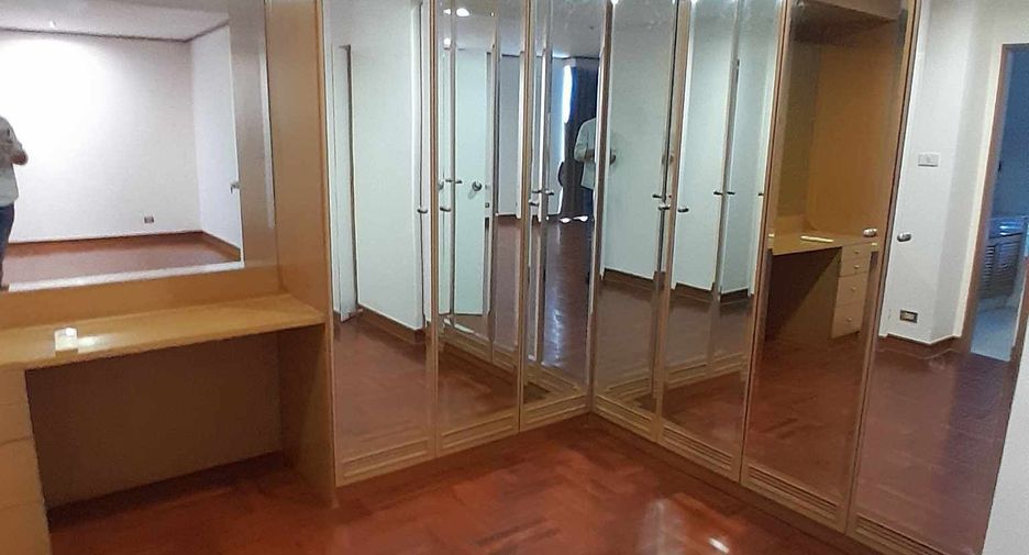 For rent 3 bedrooms condo in Yan Nawa, Bangkok