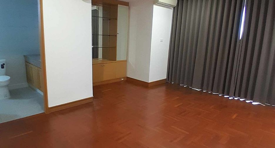 For rent 3 bedrooms condo in Yan Nawa, Bangkok