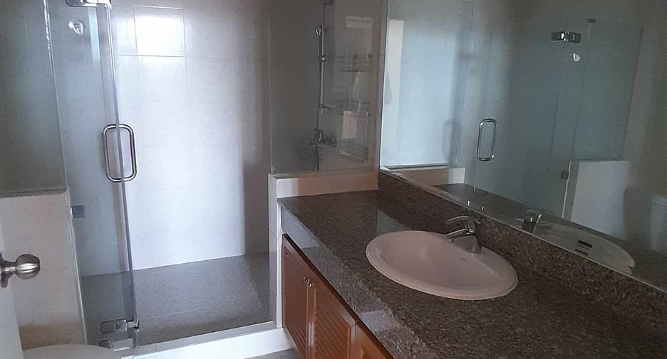 For rent 3 bedrooms condo in Yan Nawa, Bangkok