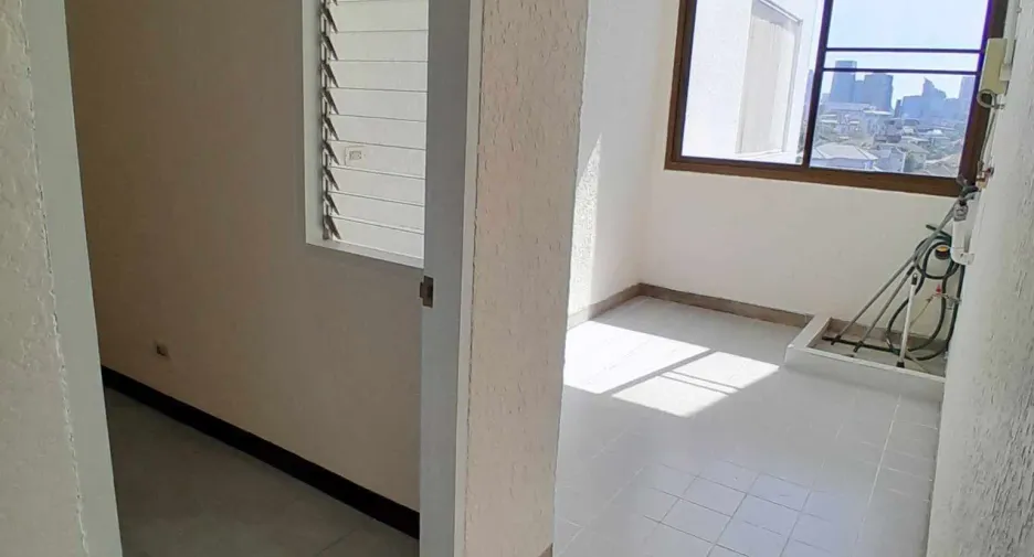 For rent 3 bedrooms condo in Yan Nawa, Bangkok