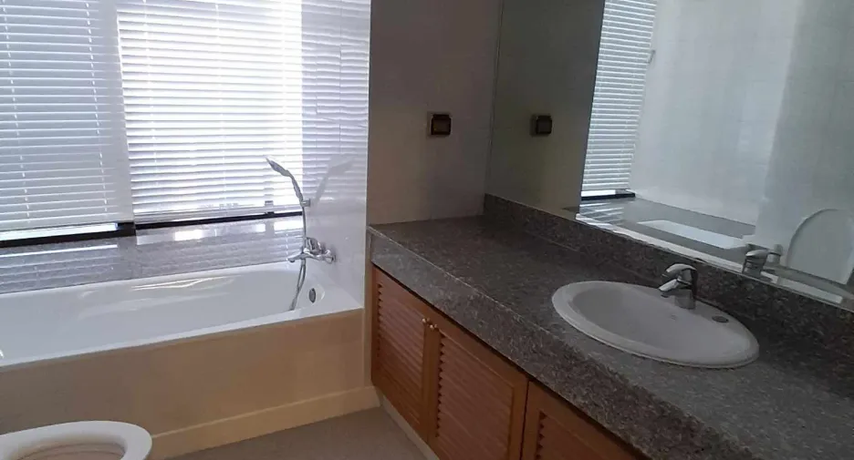 For rent 3 bedrooms condo in Yan Nawa, Bangkok