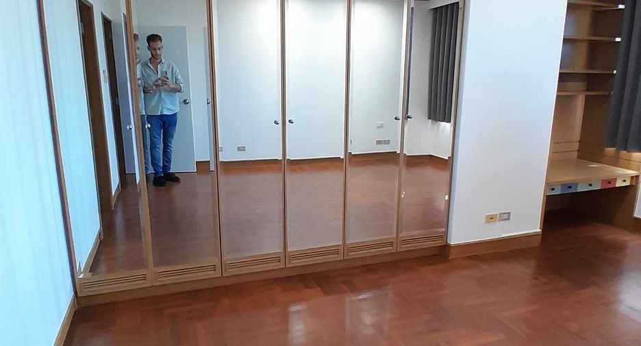 For rent 3 bedrooms condo in Yan Nawa, Bangkok