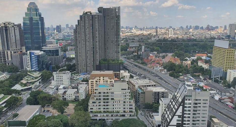 For rent 2 bedrooms condo in Pathum Wan, Bangkok