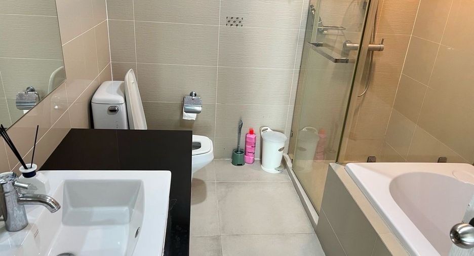 For rent 2 bedrooms condo in Huai Khwang, Bangkok