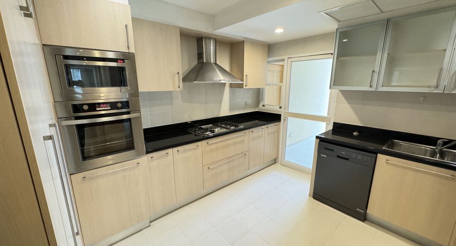 For rent 3 bedrooms apartment in Khlong Toei, Bangkok
