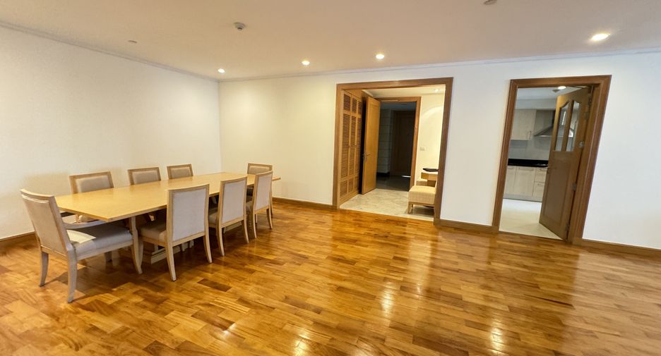 For rent 3 bedrooms apartment in Khlong Toei, Bangkok