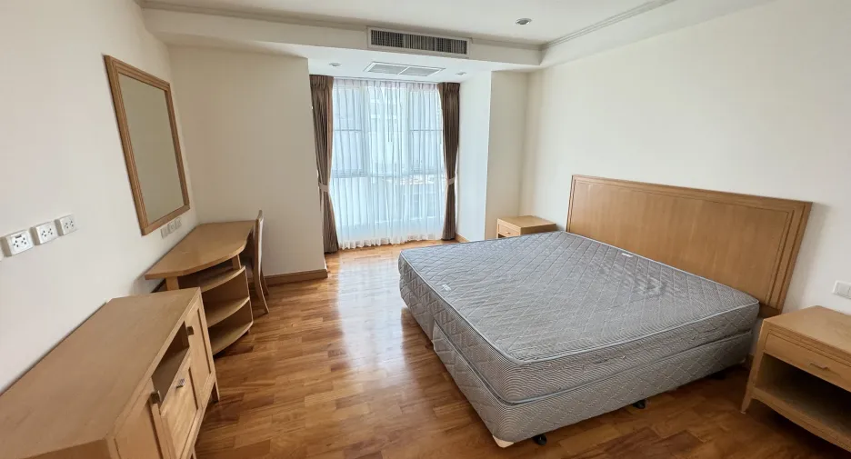 For rent 3 bedrooms apartment in Khlong Toei, Bangkok