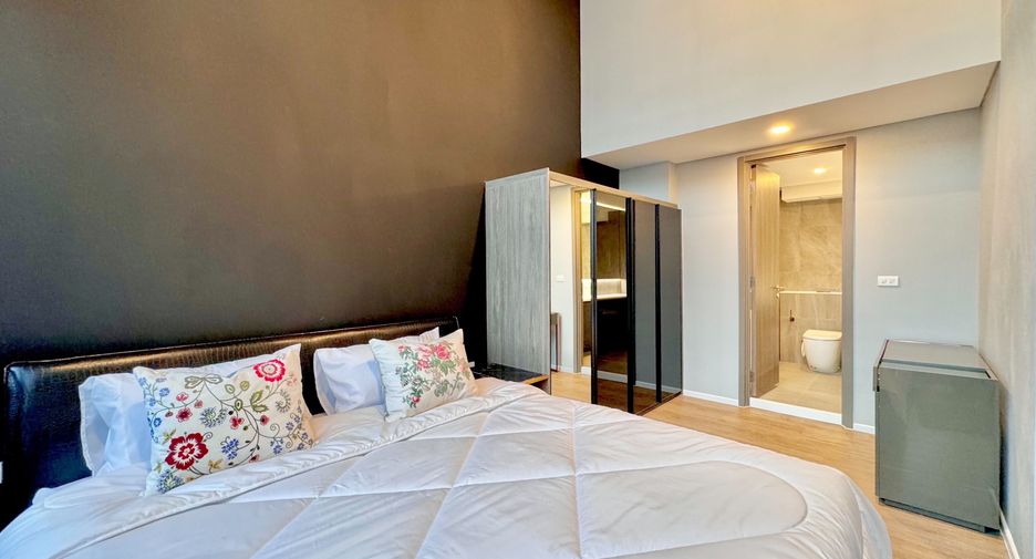 For rent 3 bedrooms condo in Huai Khwang, Bangkok