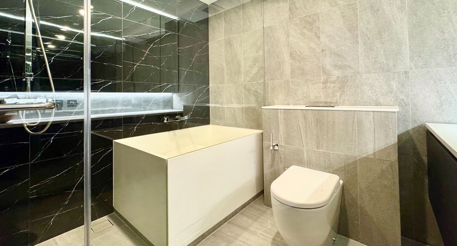 For rent 3 bedrooms condo in Huai Khwang, Bangkok